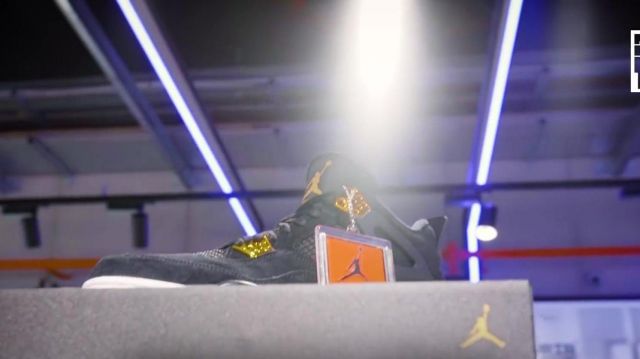 Les sneakers Nike Air Jordan 4 Royal dans la vidéo YouTube MASKEY & DEEN BURBIGO – Bail 2 Sneakers