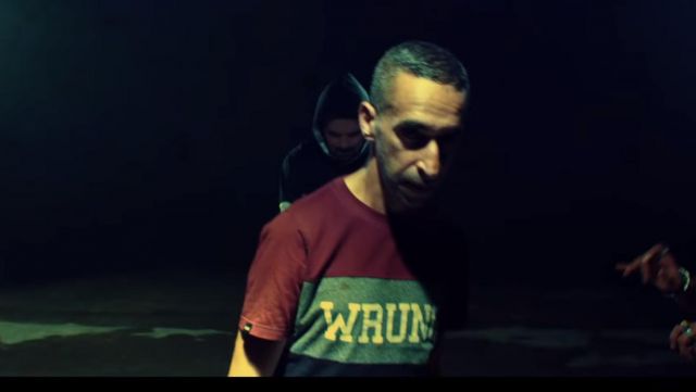 Le t-shirt bleu marine et bordeaux Wrung de Aketo dans le clip Headshot de Sniper