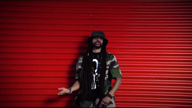 T-shirt noir Croix Egyptienne de Blacko dans le video clip Headshot de Sniper