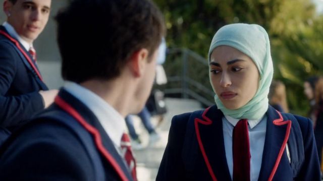 The tie of Nadia (Mina El Hammani) in Elite (S01E01)