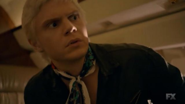 The scarf Echo of Mr. Gallant (Evan Peters) in American Horror Story Revelation (S08E01)