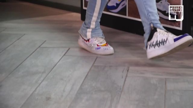 Les sneakers blanches Nike graffitis de Kader Diaby dans la vidéo YouTube "Kader Diaby 4REAL - Bail 2 Sneakers"
