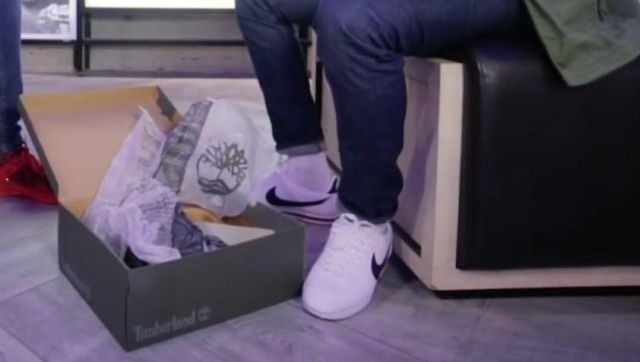 Les sneakers blanches Nike Cortez classique de Deen Burbigo dans la vidéo YouTube "MASKEY & DEEN BURBIGO – Bail 2 Sneakers"