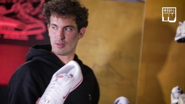 Les sneakers blanches Nike Cortez de Jeanjass dans la vidéo YouTube "CABALLERO & JEANJASS – Bail 2 Sneakers"