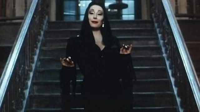 The black dress of Morticia Addams (Anjelica Huston) in The Values of the Addams family