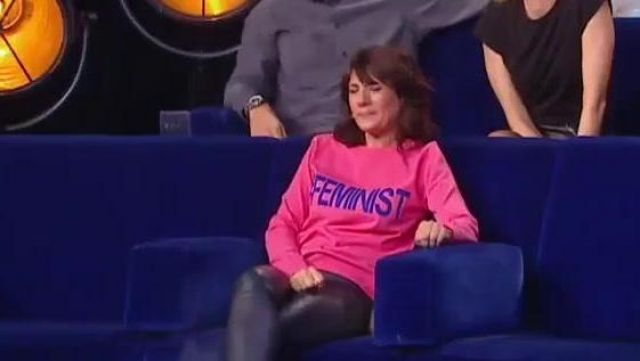 Le pull rose "FEMINIST" de Estelle Denis dans Vendredi tout est permis avec Arthur
