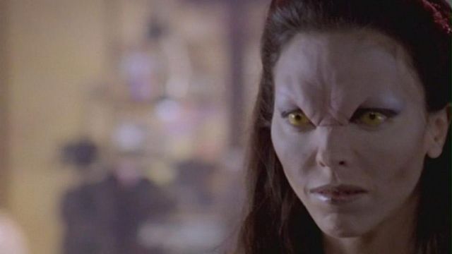 Le masque de Drusilla (Juliet Landau) dans Buffy contre les vampires (S02E01)