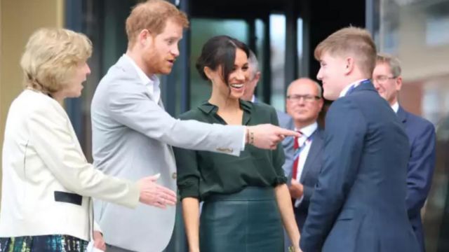 The pencil Skirt lamb leather for panels of Meghan Markle at the inauguration of the technological university in Bognor Regis