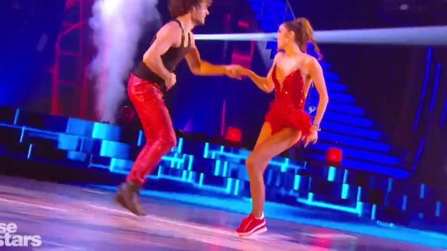 Les sneakers rouges de Iris Mittenaere dans Danse avec les Stars du 6 octobre 2018