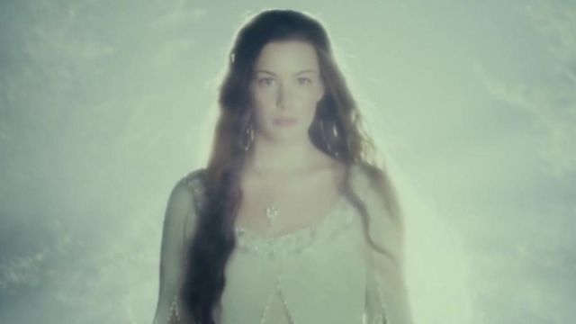 La réplique de la robe portée par Arwen (Liv Tyler) dans Le Seigneur des anneaux : La Communauté de l'anneau