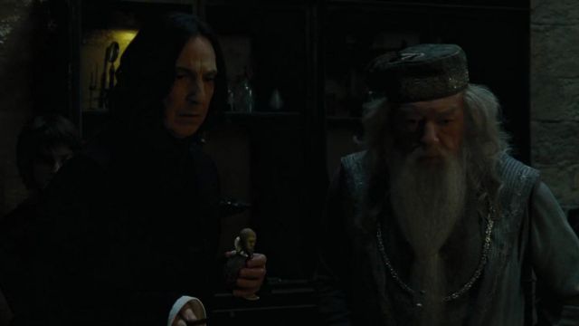 L'uniforme noir du Professeur Rogue (Alan Rickman) dans Harry Potter et la coupe de feu