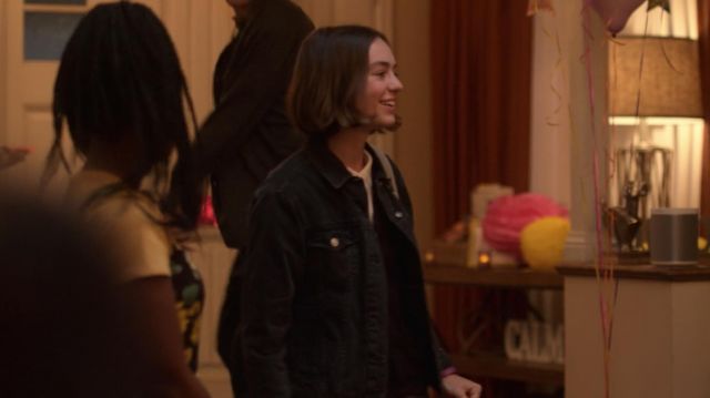 The bomber jacket in black jeans, Levi's jeans worn by Casey Gardner (Brigette Lundy-Paine) in Atypical S02E09