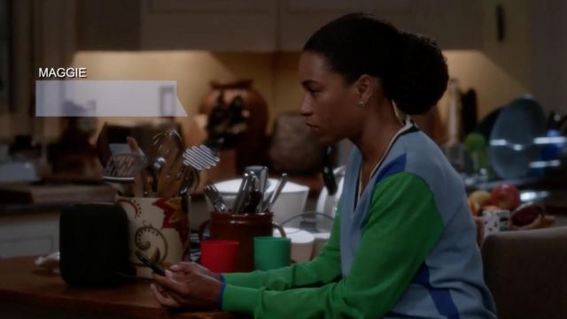 Le pull vert et bleu du Dr. Maggie Pierce (Kelly McCreary) dans Grey's Anatomy (S15E03)