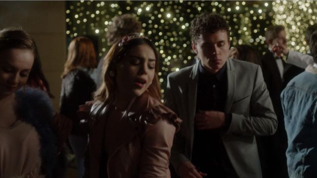 La veste en cuir rose à volants sur les épaules portée par Lu (Danna Paola) dans Élite (S01E01)
