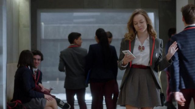 The skirt grey uniform of Carla (Ester Expósito) in Elite (S01E02)