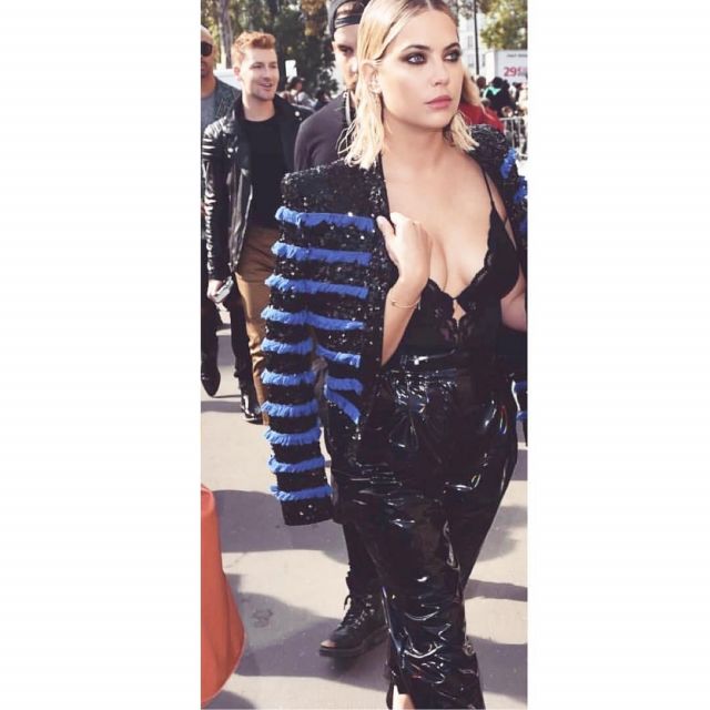 The jacket with fringes and sequins of Ashley Benson on the account instagram @ashleybenson