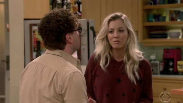 Le sweat à capuche à étoiles Sundry porté par Penny (Kaley Cuoco) dans The Big Bang Theory S12E03