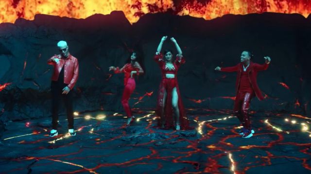La robe longue rouge transparente de Cardi B dans le clip "Taki Taki" de Dj Snake ft. Selena Gomez, Ozuna, Cardi B