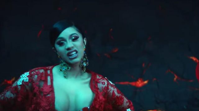 Les boucles d'oreilles en croix Dolce & Gabbana de Cardi B dans le clip Taki Taki de DJ Snake ft. Selena Gomez, Ozuna, Cardi B
