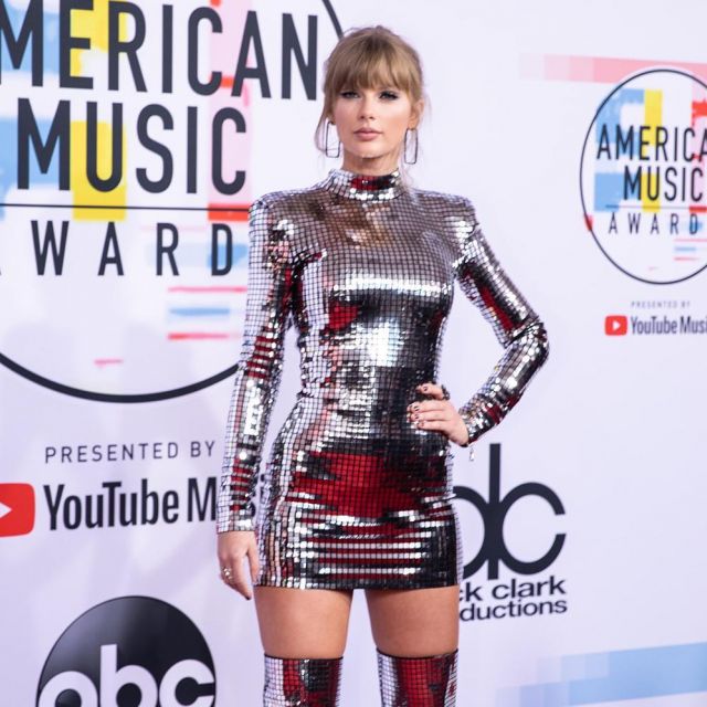 Vestido metálico balmain de Taylor Swift en la alfombra roja de los American Music Awards 2018
