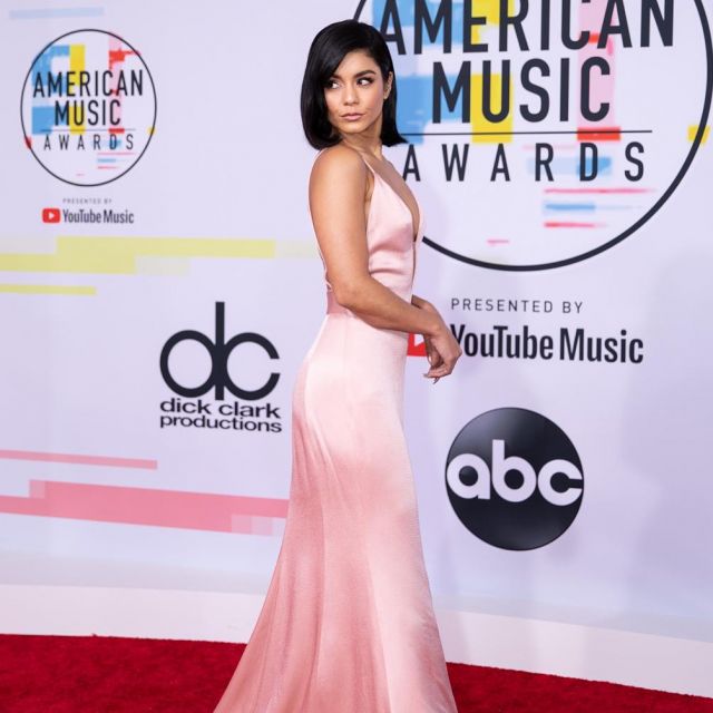 La robe en satin rose Cushnie de Vanessa Hudgens sur le tapis rouge des American Music Awards 2018