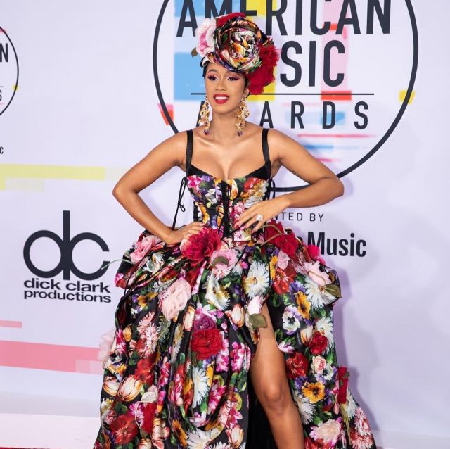 Le robe à fleurs Dolce & Gabbana de Cardi B sur le tapis rouge des American Music Awards 2018