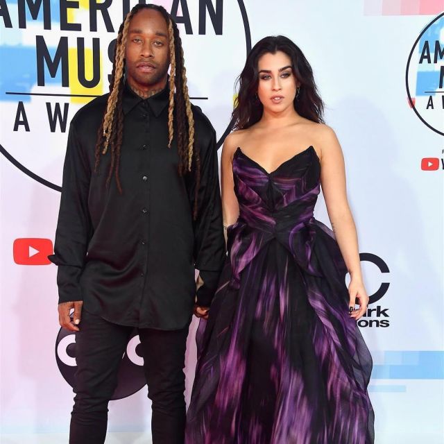 The dress, Pamella Rolland black and purple of Lauren Jauregui on the red carpet of the American Music Awards 2018