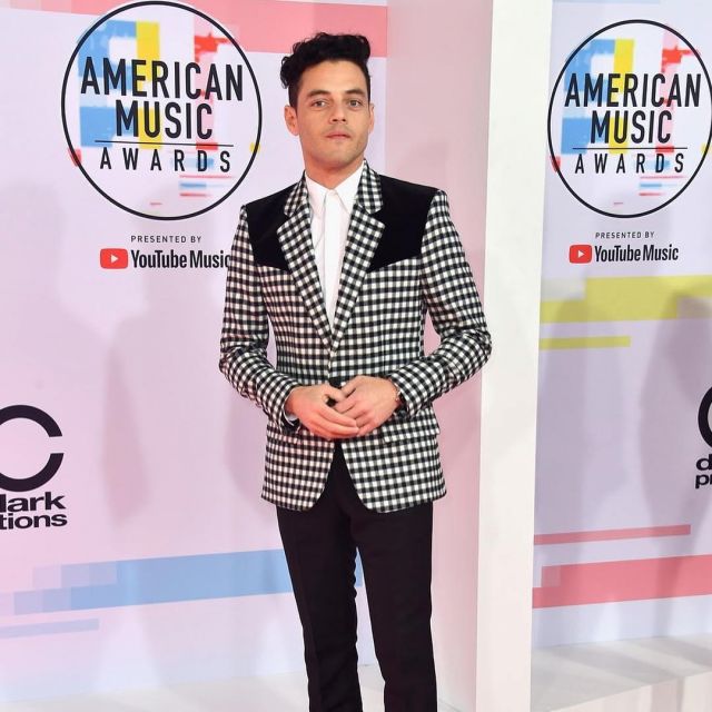 Jacket Givenchy by vichy of Rami Malek on the red carpet of the American Music Awards 2018