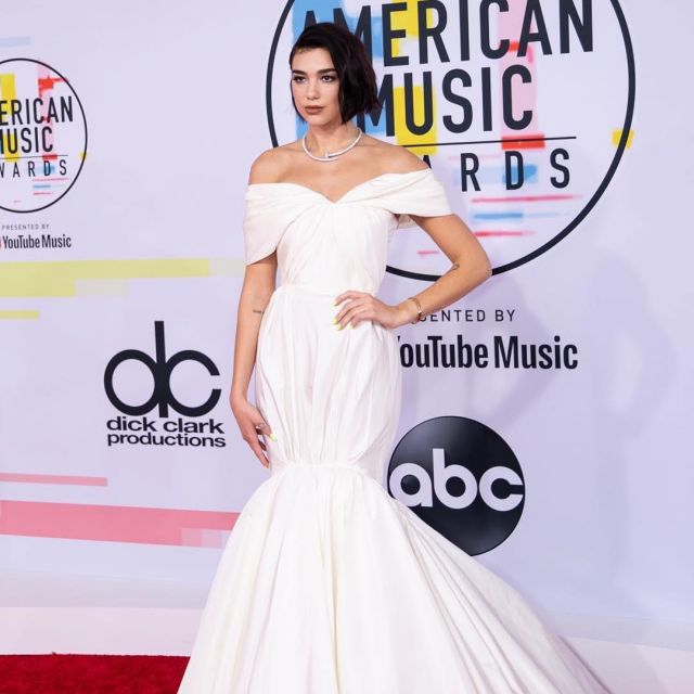 White Giambattista Valli dress worn by Dua Lipa for the American Music Awards 2018