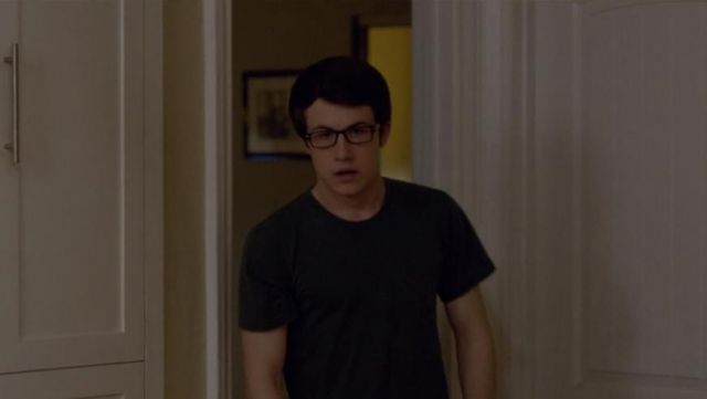 The t-shirt Logan Wallace (Dylan Minnette) in The Open House
