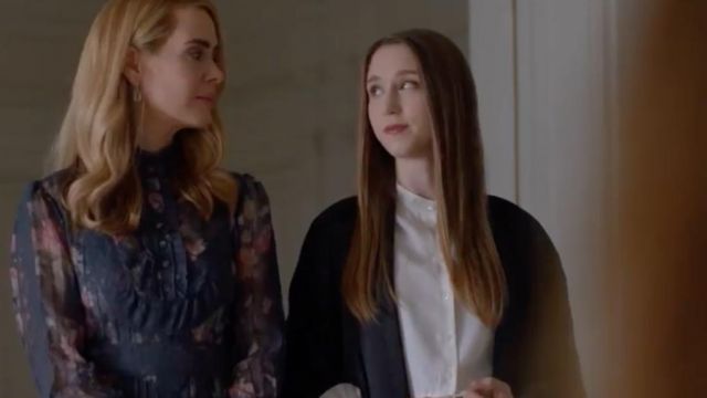 La robe longue à fleurs de Cordelia (Sarah Paulson) dans American Horror Story S08E04