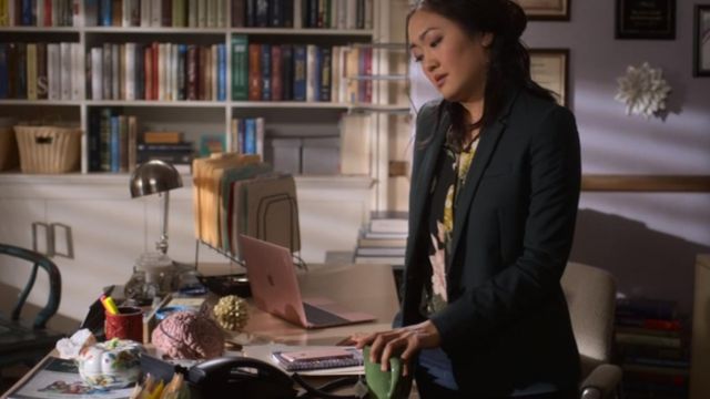 Le MacBook rose de Julia Sasaki (Amy Okuda) dans Atypical (S02E07)