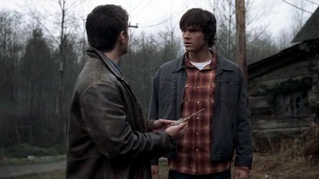 The replica of the leather jacket worn by Dean Winchester (Jensen Ackles ) in Supernatural S01E17