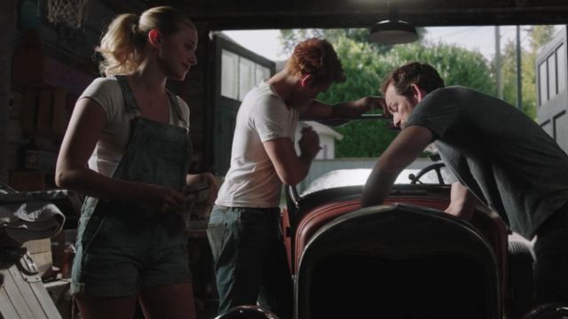The dungarees in jean Betty Cooper (Lili Reinhart) in Riverdale (S03E01)