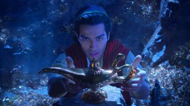 La chemise blanche rayée d'Aladdin (Mena Massoud) dans Aladdin