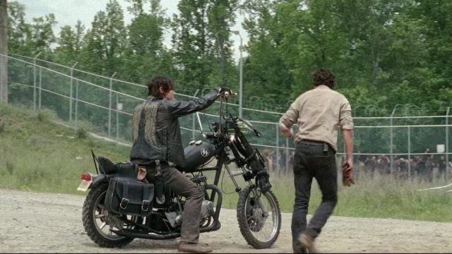 La veste en cuir sans manche portée par Daryl Dixon (Norman Reedus) dans The Walking Dead S04E01