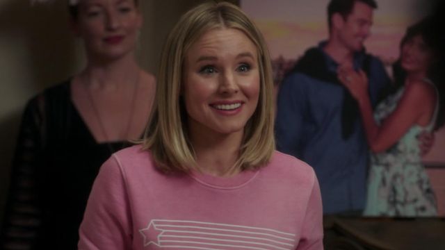The sweater pink star Eleanor Shellstrop (Kristen Bell) in The Good Place (S03E03)