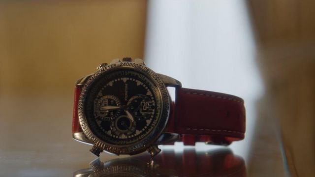The watch spy USB of the father of Carla (Ester Expósito) in Elite (S01E08)