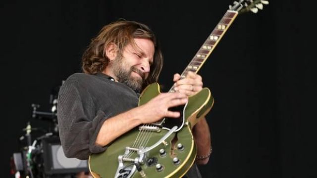 La guitarra Gibson de Jack (Bradley Cooper) como se ve en A Star Is Born