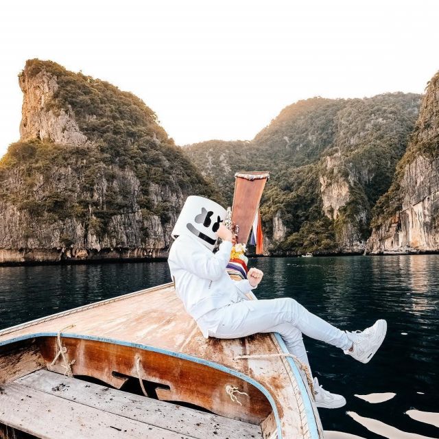 Sneakers Air Jordan 4 Retro "pure" worn by Marshmello on the Instagram account @marshmellomusic