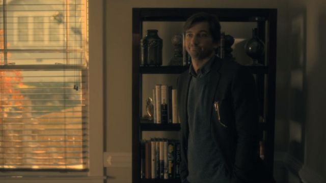 Grey sweatshirt worn by Steven Crain (Michiel Huisman) as seen in The Haunting of Hill House S01E01
