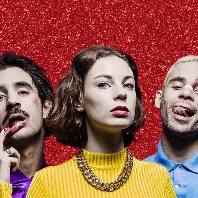 El suéter amarillo New Look de Adelaida en su Instagram y en la portada del álbum de @therapietaxi