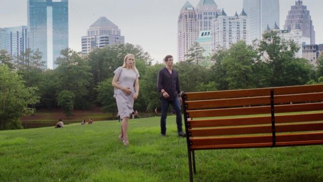 La robe à lacets bleu de Melissa Daniels (Kelly Rutherford) dans Dynastie (S02E01)