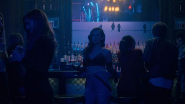 Le soutien-gorge de Theodora Crain (Kate Siegel) dans The Haunting of Hill House S01E01