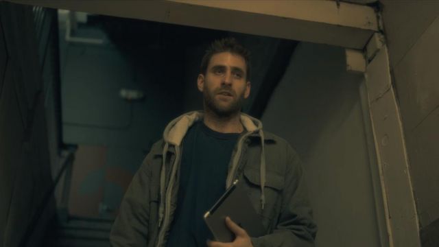 Longsleeve T-shirt worn by Luke Crain (Oliver Jackson-Cohen) as seen in The Haunting of Hill House S01E01