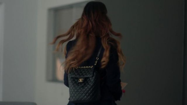 Le sac à dos noir Chanel de Carla (Ester Expósito) dans Élite (S01E02)