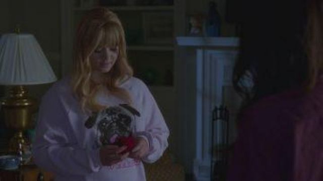 Le sweatshirt rose Woof Weekend Pug by Wildfox porté par Alison DiLaurentis (Sasha Pieterse) ans Pretty Little Liars S07E20