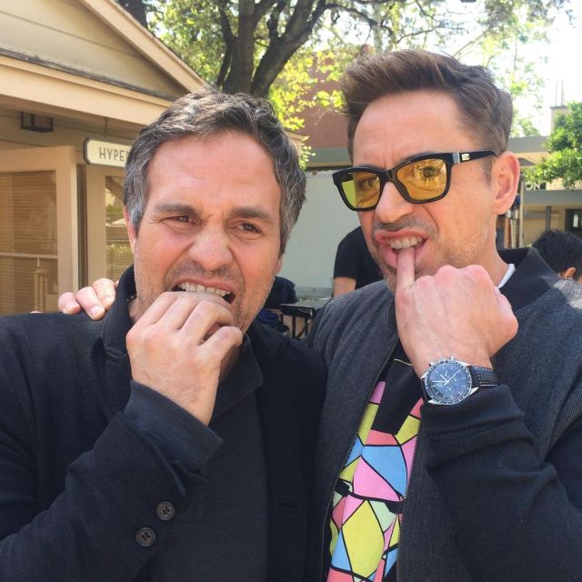 Sunglasses worn by Robert Downey Jr. on his account Instagram @robertdowneyjr