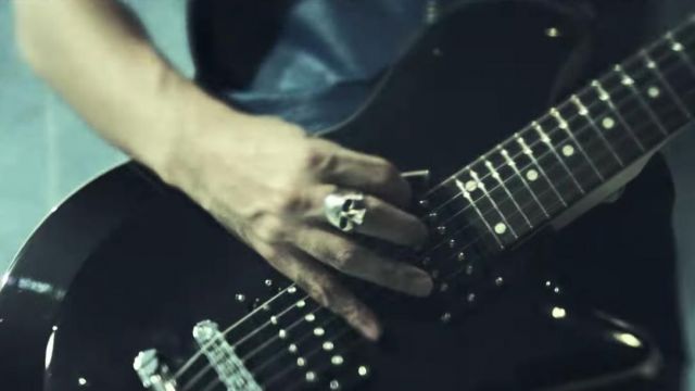 La chevalière tête de mort de Uz dans le clip Firestarter de SPYAIR