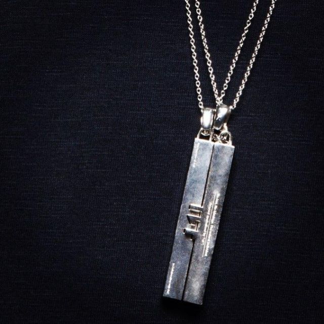 Le collier de Ike sur le compte instagram de @i_k_e_spyair